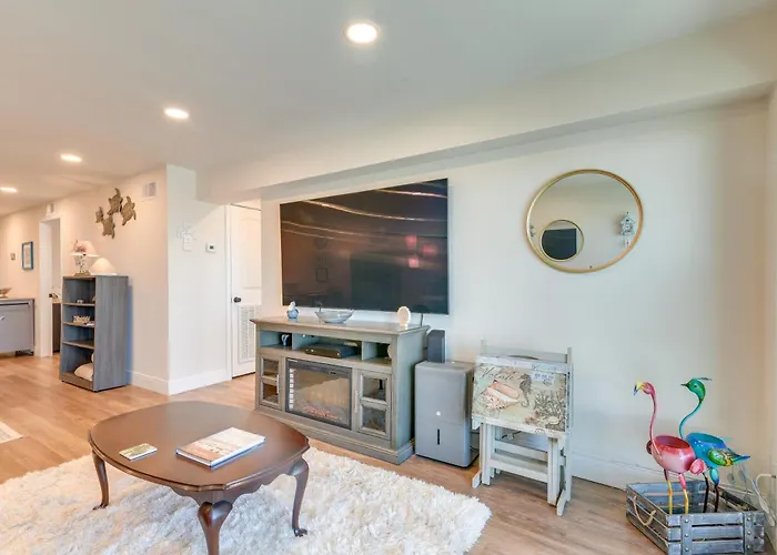 Galveston Beachfront Condo Balcony And Pool Access!