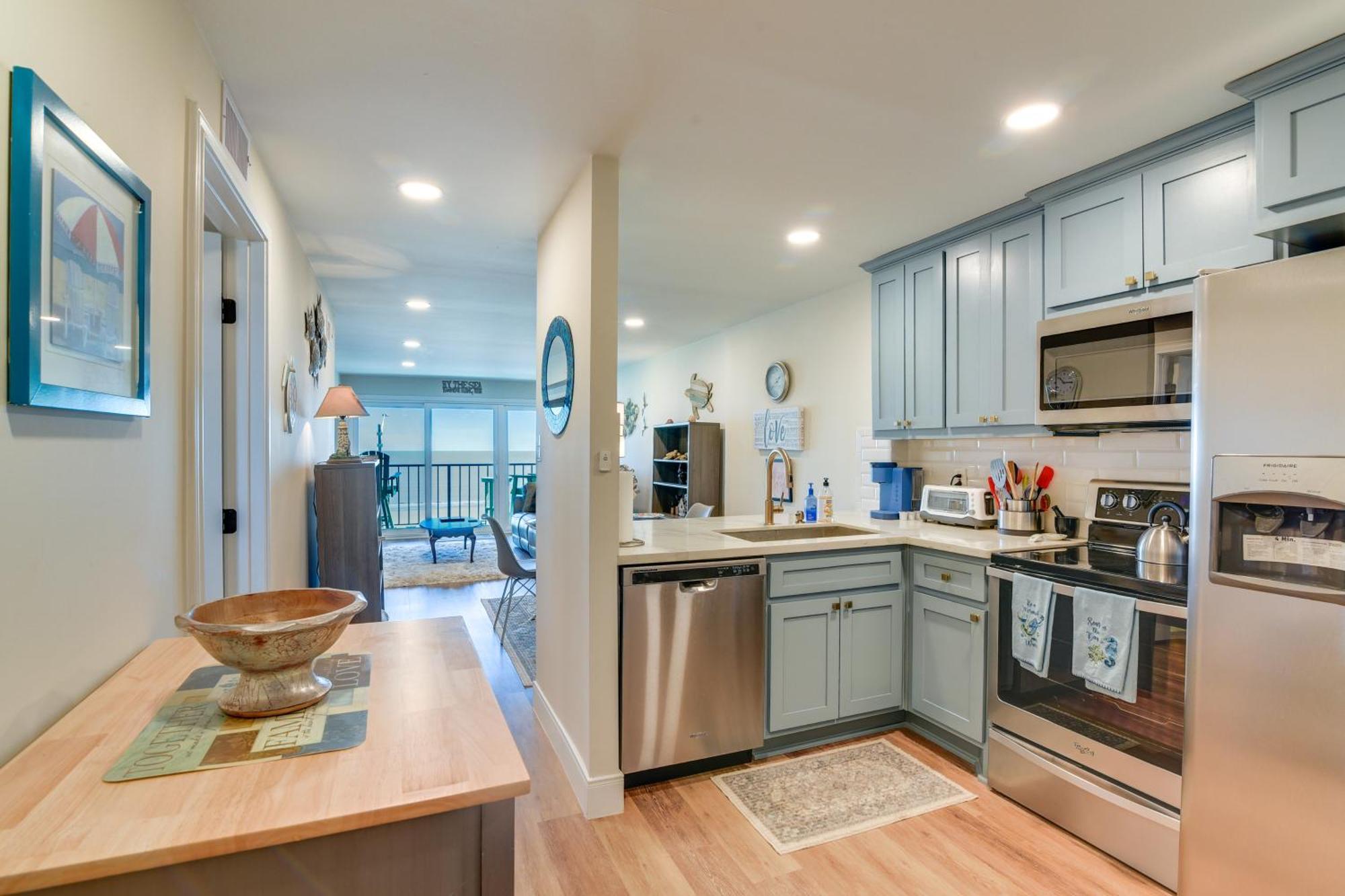 Beachfront Balcony And Pool Access! Apartment *