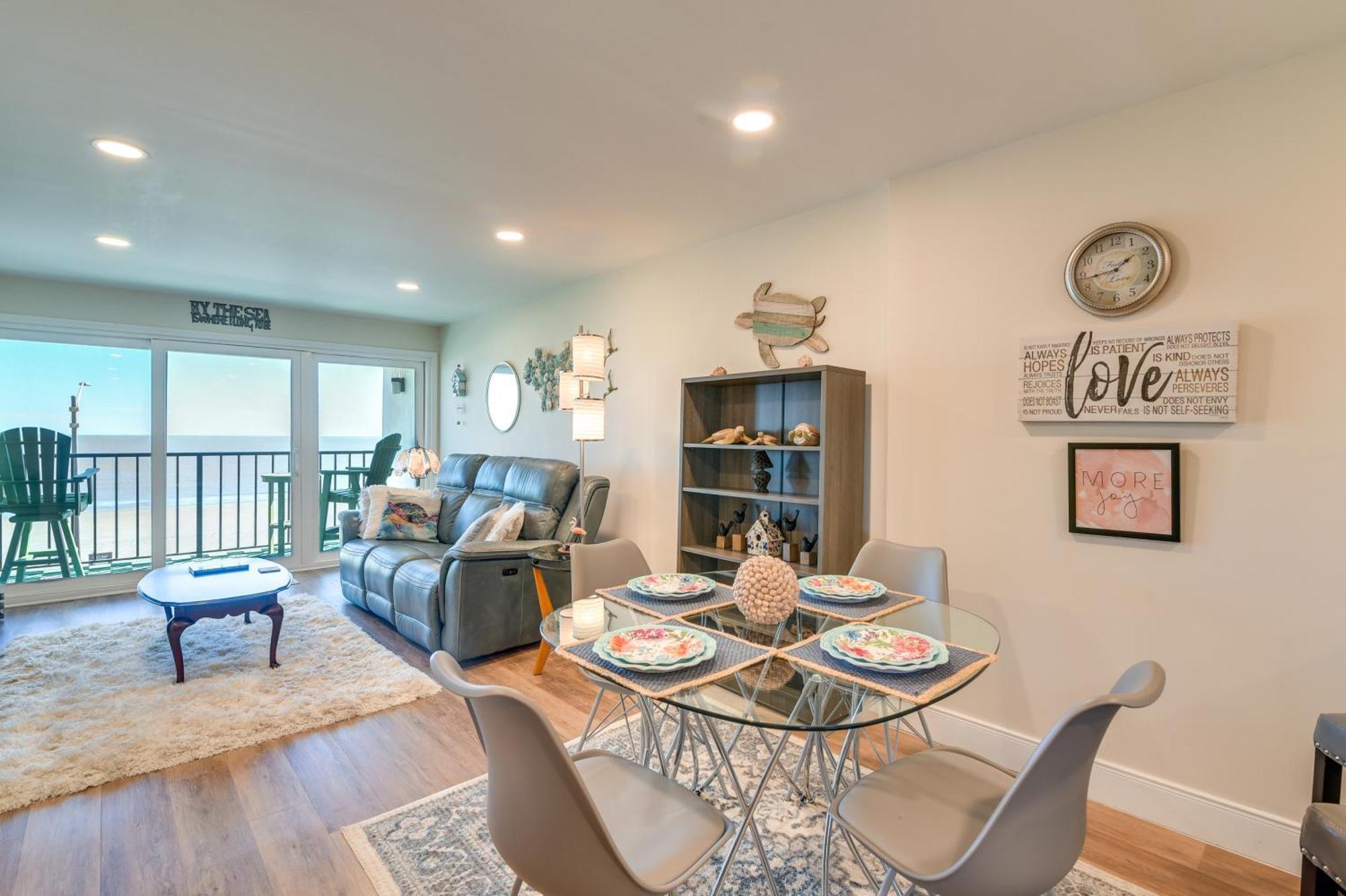 Beachfront Balcony And Pool Access! Apartment