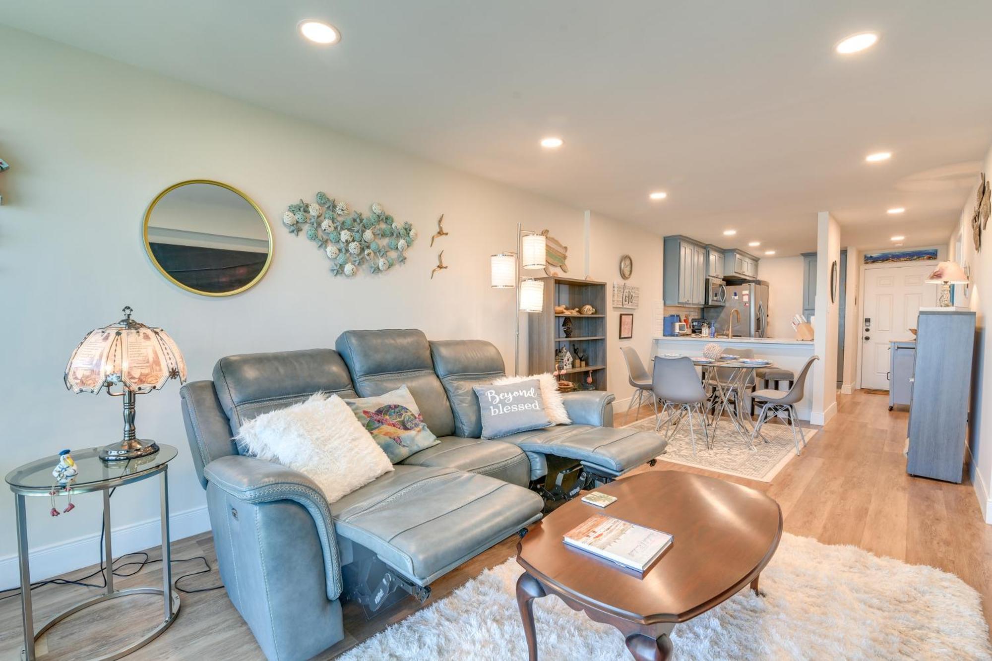 Beachfront Balcony And Pool Access! Apartment *