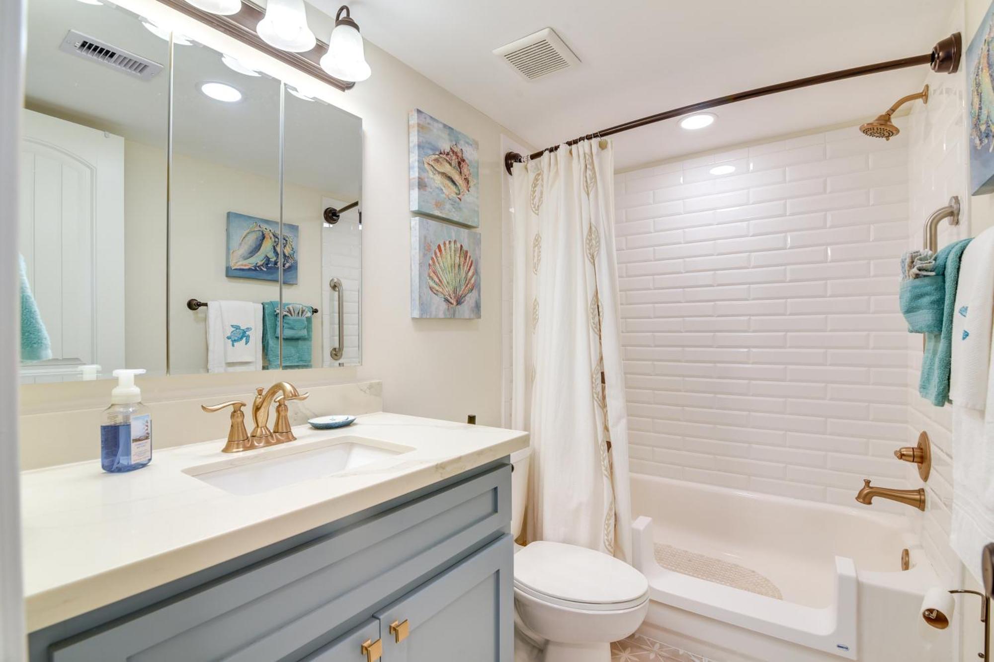 Beachfront Balcony And Pool Access! Apartment *