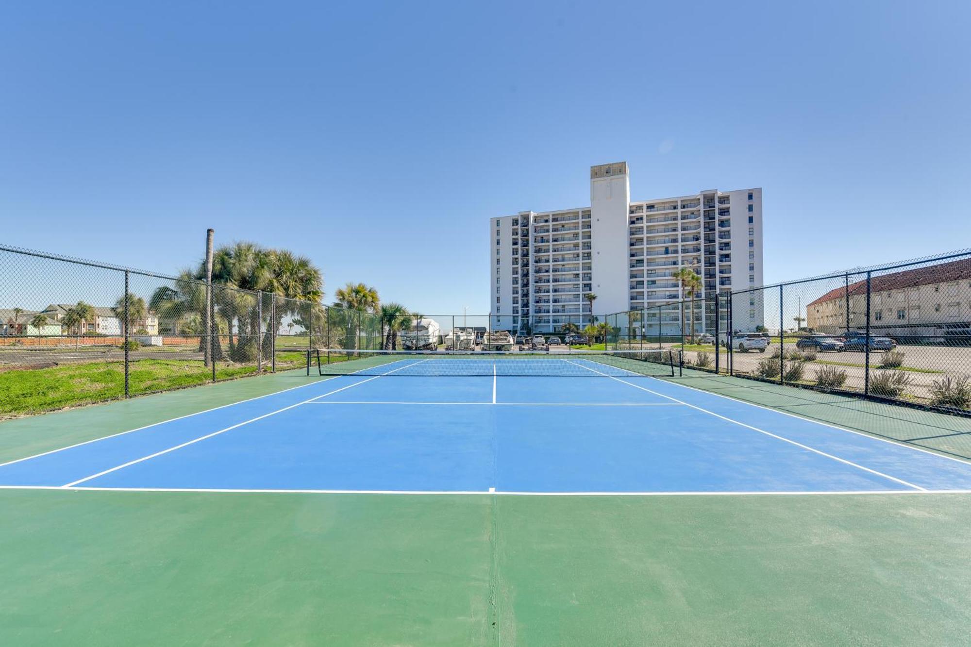 Apartment Beachfront Balcony And Pool Access!