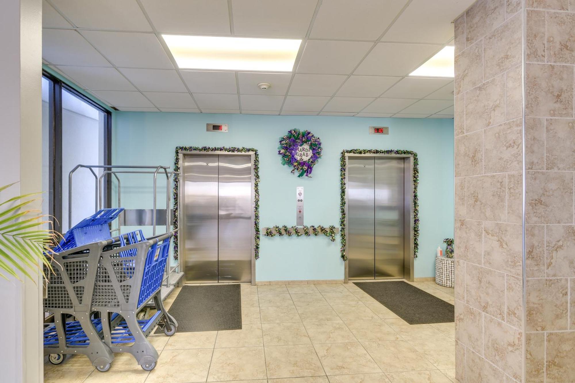 Beachfront Balcony And Pool Access! Apartment *