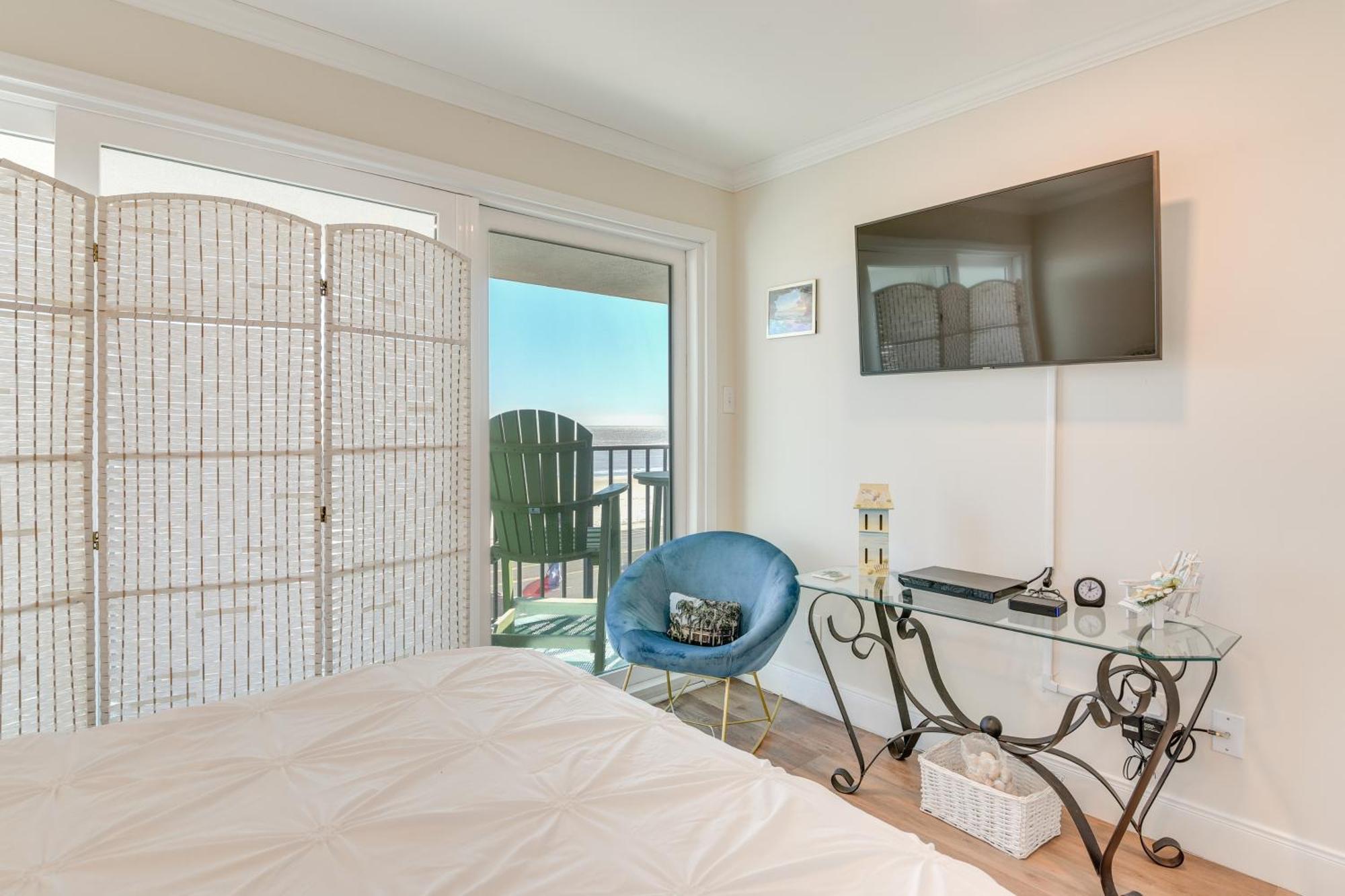 Beachfront Balcony And Pool Access! Apartment