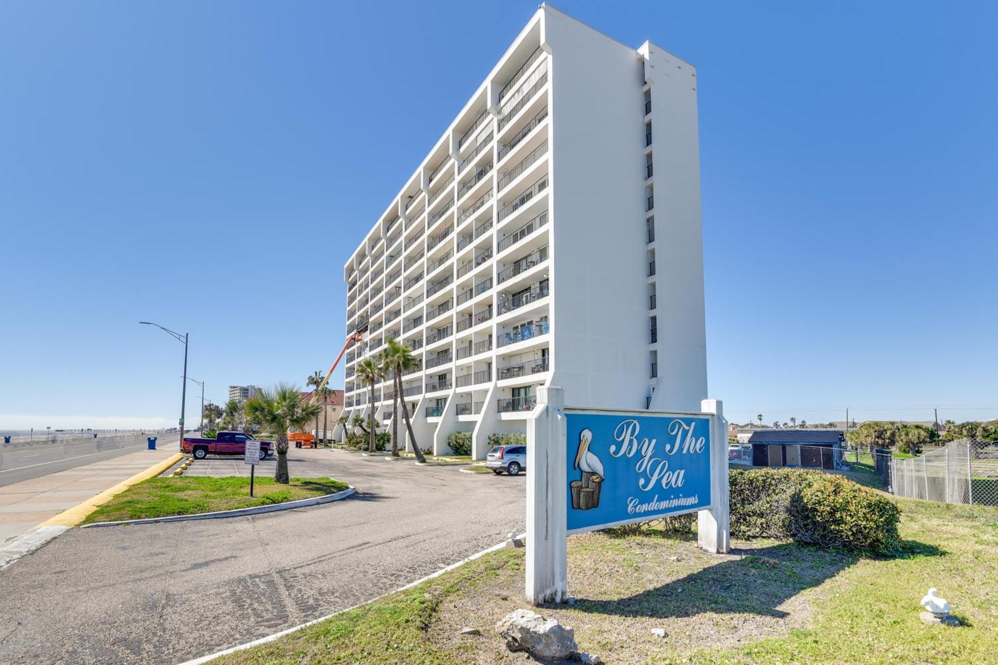 Beachfront Balcony And Pool Access!