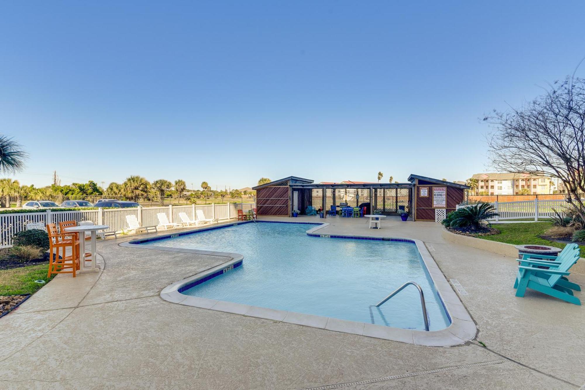 Beachfront Balcony And Pool Access! *