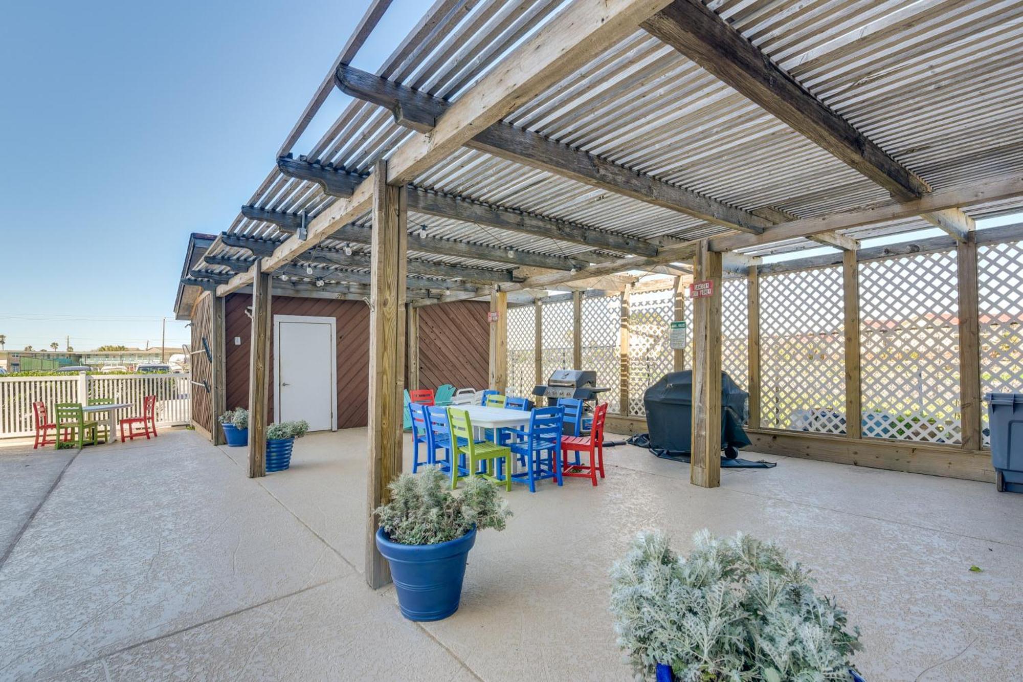 Apartment Beachfront Balcony And Pool Access! Galveston